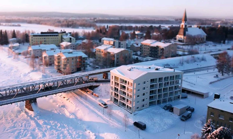 Ilmakuva Rovaniemen Vanhansillan kupeessa olevasta kerrostalosta